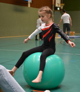 Balance auf dem Pezziball