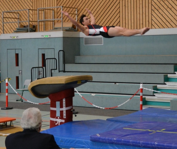 Julian Handstandüberschlag