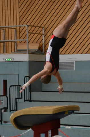 Lewis Handstandüberschlag am Sprung