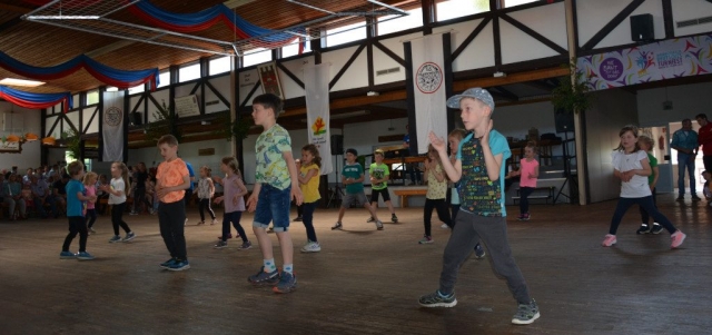Kinder auf der Tanzfläche