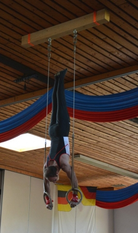 Turner Handstand auf den Ringen