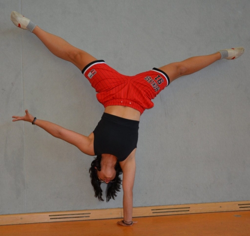 Angelina einarmiger Handstand