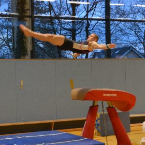 Lewis fliegt über den Sprungtisch