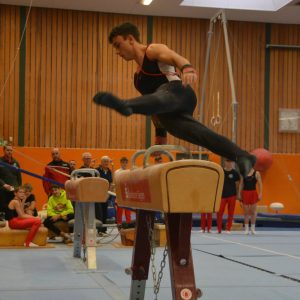 Julian bei der Schere am Seitpferd