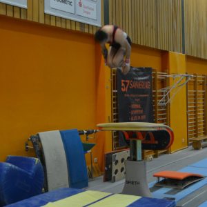 Julian über dem Sprungtisch beim Salto vorwärts