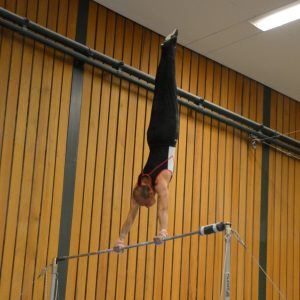 Olaf im Handstand auf der Reckstange