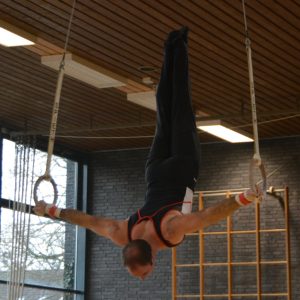 Thorsten kopfüber an den Ringen, Ansatz zum Abgang Salto rückwärts