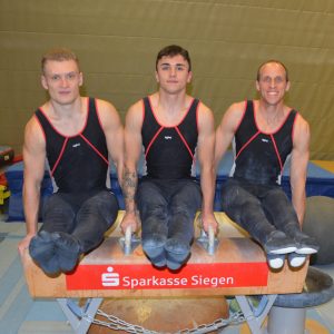 Lewis, Julian und Olaf im Winkelstütz auf einem Mini-Pauschenpferd