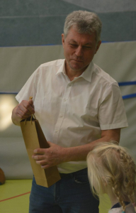 Bruno mit Präsent, davor Frieda