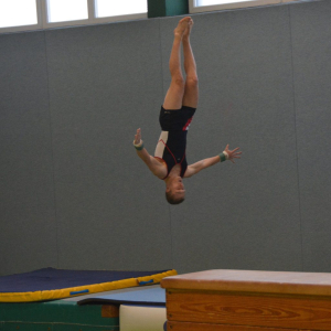 Lewis kopfüber im Strecksalto