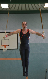 Thorsten im Kreuzhang an den Ringen