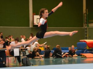 Emma im Spagatsprung am Boden