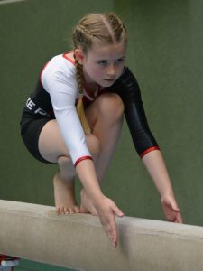 Evelin vor der Rolle auf dem Schwebebalken