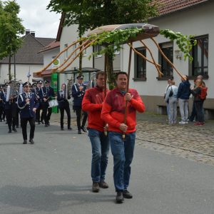 Tambourkorps in der Mittelstraße, angeführt vom Maikäfer