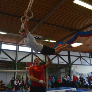 Janne schwingt an den Ringen, Olaf Hilfestellung