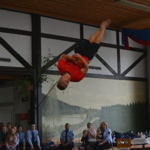 Lewis springt Salto mit Doppelschraube