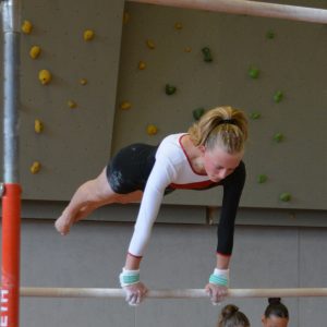Emma hoher Rückschwung am unteren Barrenholm