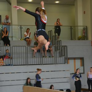 Jule hoher Spagatsprung am Balken