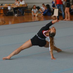 Jule Pose am Ende der Bodenkür