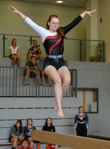 Lisa beim Pferdchensprung auf dem Balken
