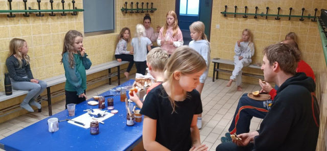 Frühstückstafel auf einer Turnmatte