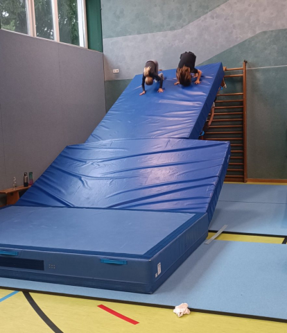Schräge aus Weichbotenmatten, zwei Vorwärtsrollen