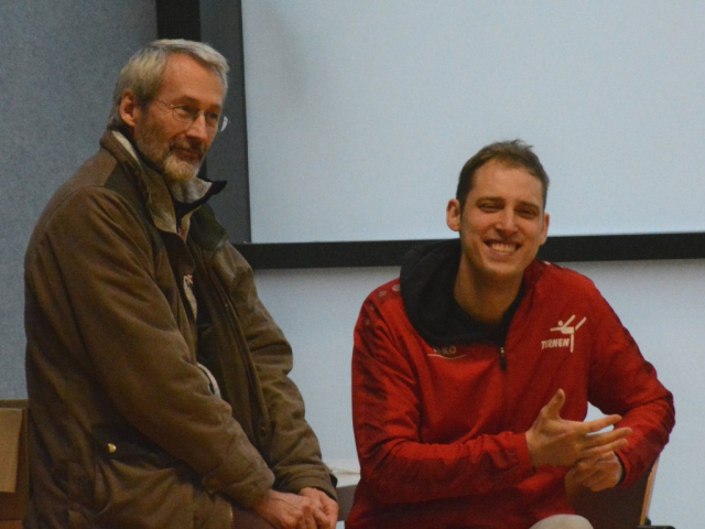 Franz und Egbert bei der Wettkampfauswertung