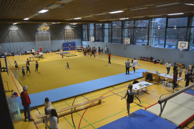 Blick in die Turnhalle beim Einturnen