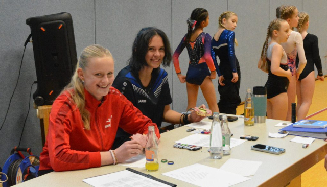 Emma und Angie machen die Bodenmusik