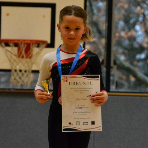 Lara Funke mit goldenem Pokal