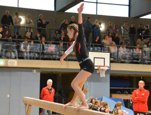 Leonie auf dem Balken, im Hintergrund Walter und Olaf