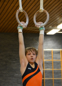 Oskar hängt an den Ringen