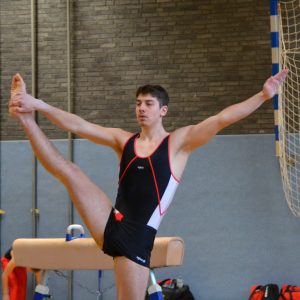 Patrick hält einen Fuß mit der Hand