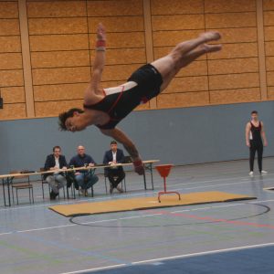 Julian turnt einen Schraubensalto