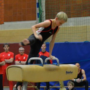 Leandro turnt Schere Leandro auf dem Pauschenpferd