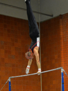 Olaf setzt zum Kammgriffriesen an Olaf im Handstand uf der Reckstange