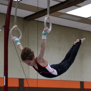 Oskar beim Rückschwung an den Ringen