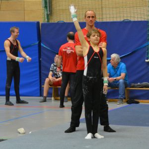 Oskar meldet sich beim Ringekampfgericht an Oskar, dahinter Olaf unterm Ringegerüst