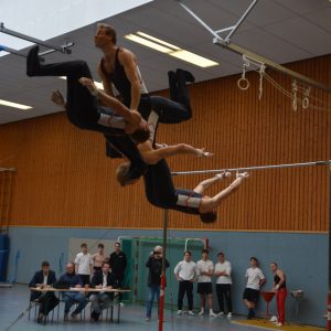 überlagerte Bilder eines Doppelsalto Abgang vom Reck