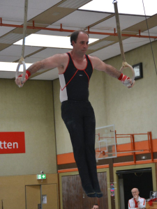 Thorsten im Kreuzhang zwischen den Ringen