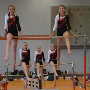 Mannschaft in Liga 2 Emma, Leonie, Nele und Philippa auf dem Stufenbarren