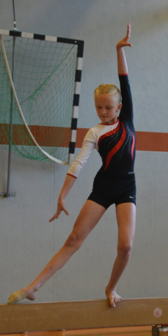 Mia Egert am Balken Mia Balkenpose